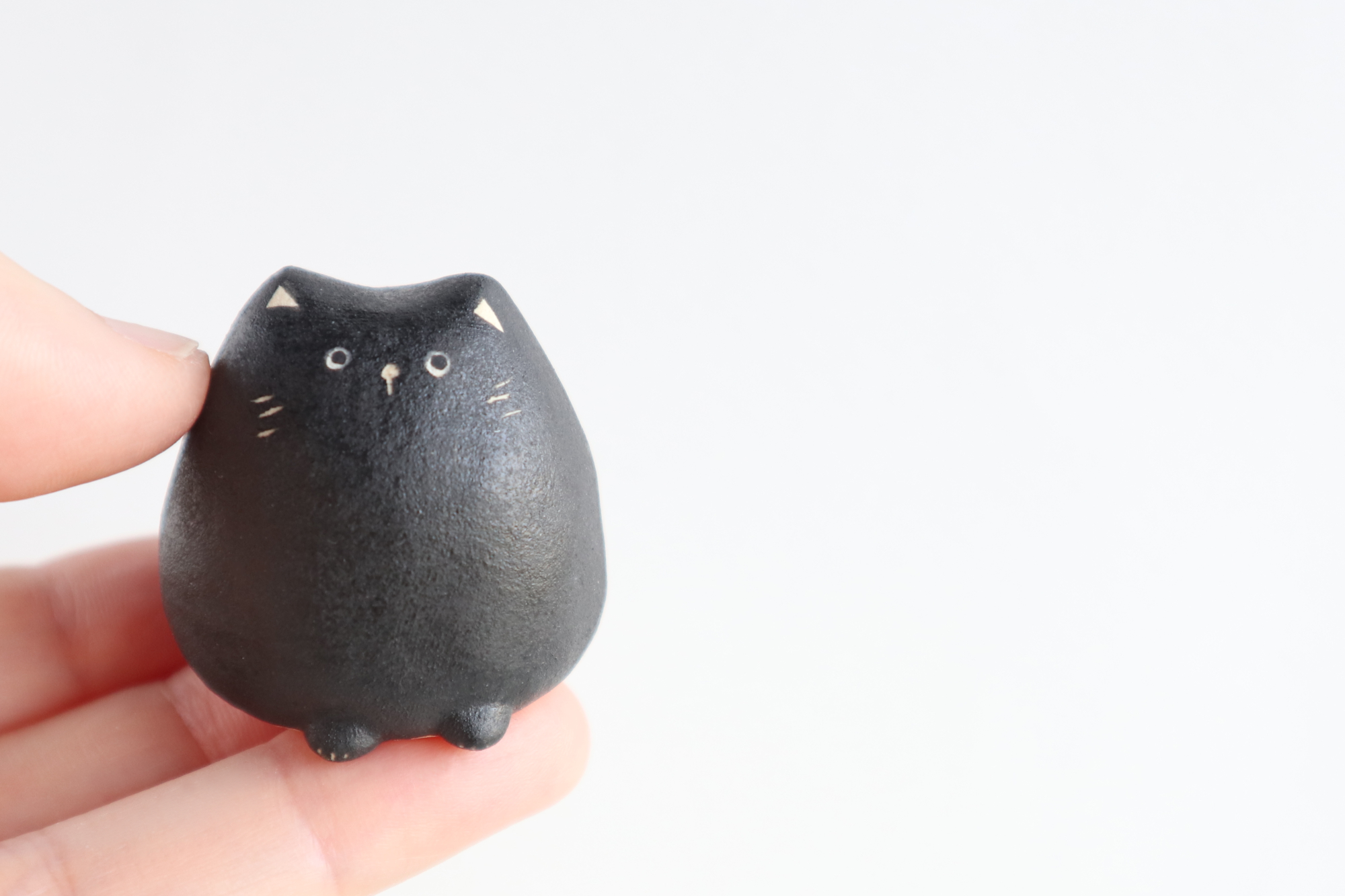 陶器の小さな猫の置物たち（白/黒）